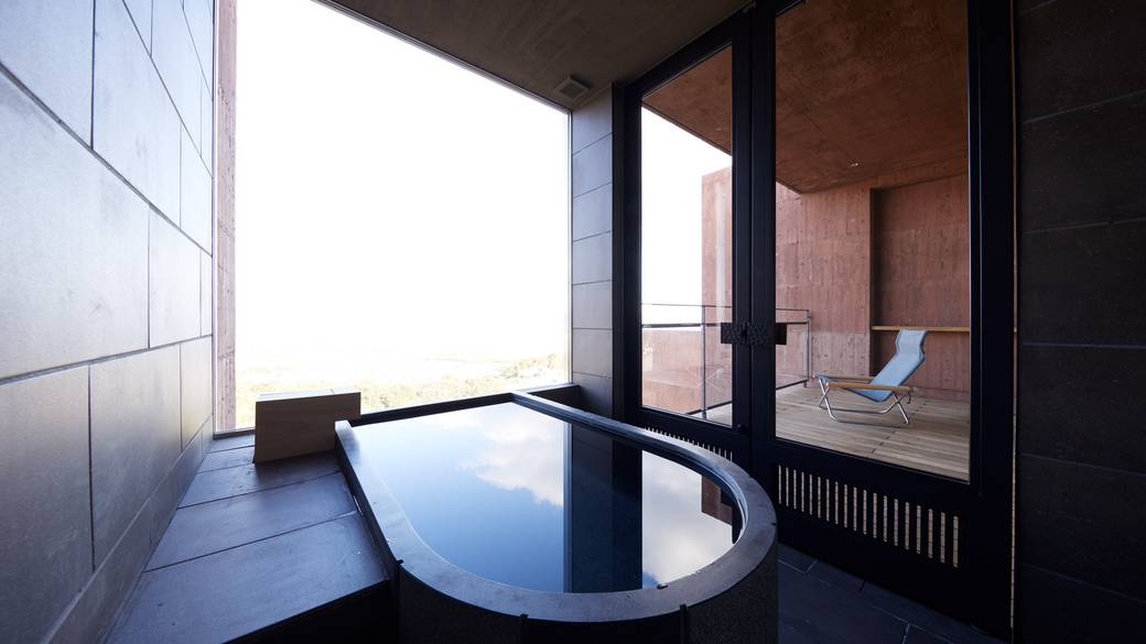 石をくり抜いて作った浴槽 / 2