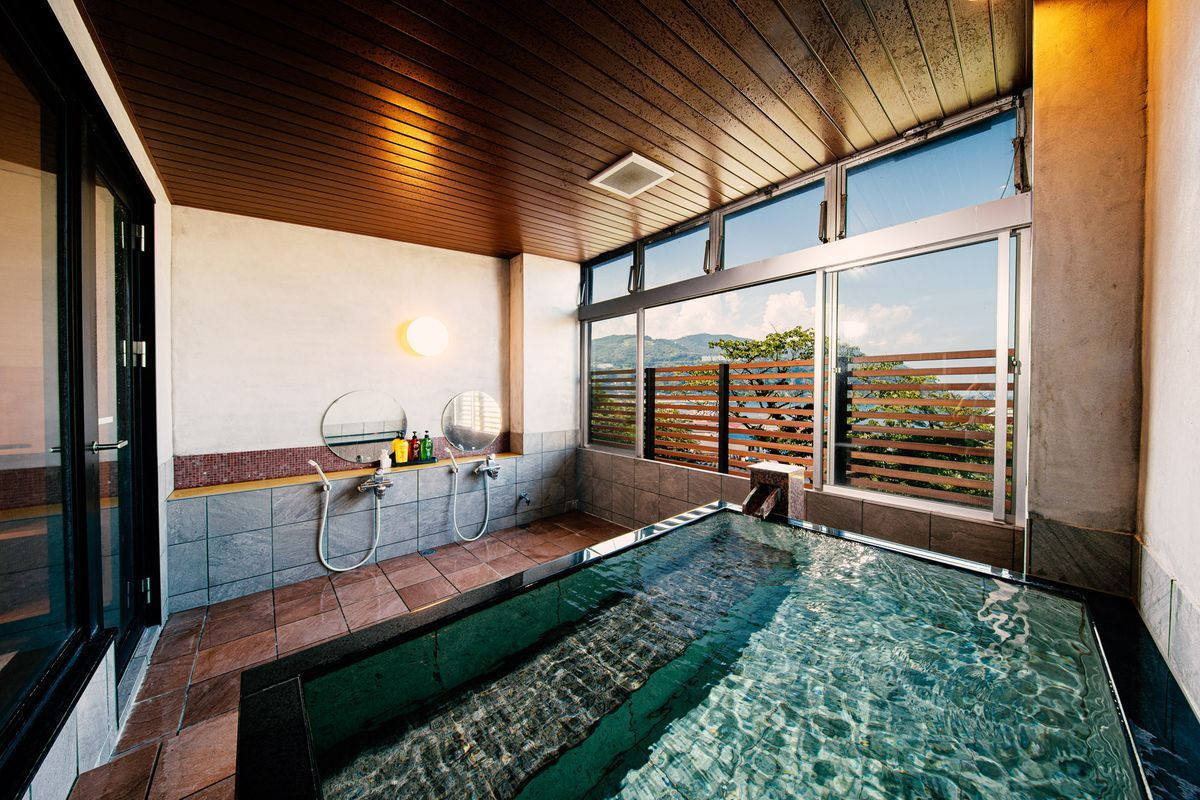 伊⾖エリア最⼤級の屋内キッズルーム！5つの無料貸切⾵呂が自慢4277873