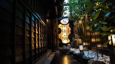 施設の正面 (日没後) / 2