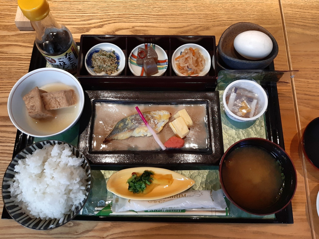 和定食！ご飯とみそ汁はおかわりできます
