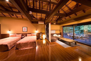 客室は照明と木のぬくもりにホッ