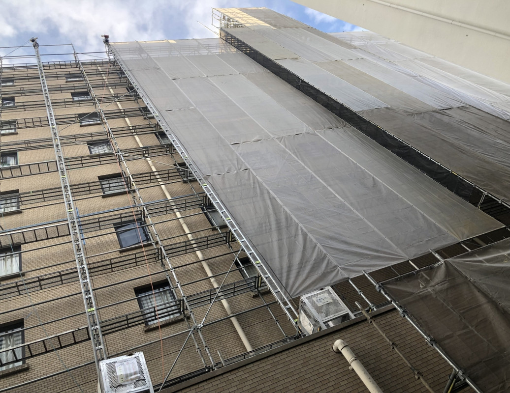 裏側から見ると工事中と分かる