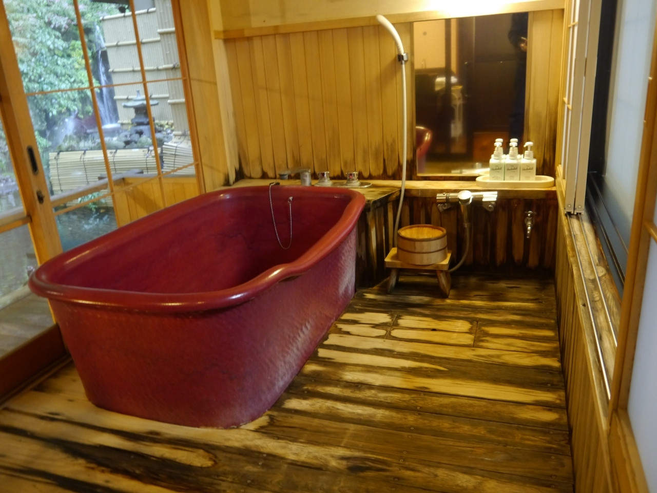 流れ落ちる滝や池に泳ぐ鯉をながめながら、優雅にバスタイム3922435