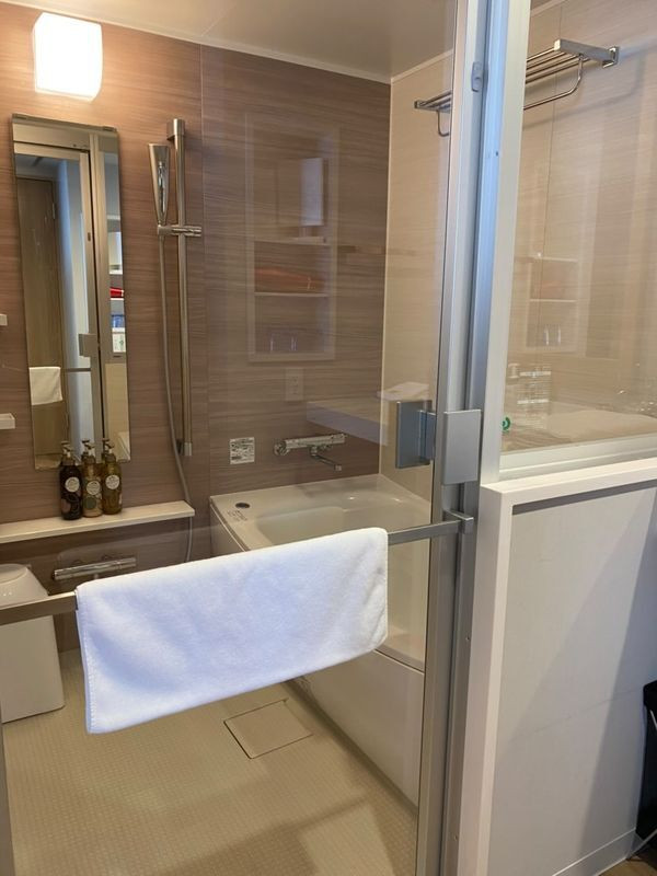 「コーラルバルコニー」のバスルーム。手足を伸ばして湯に浸かれる広さ / 5