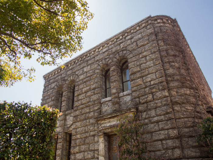 登録有形文化財の「芦屋市立図書館打出分室」。美しいツタに包まれる夏の姿も見どころ