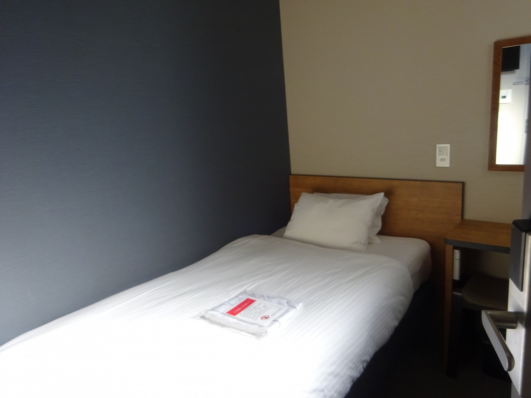 廊下から撮ってこのサイズ感の部屋。通路は意外と広めでした。