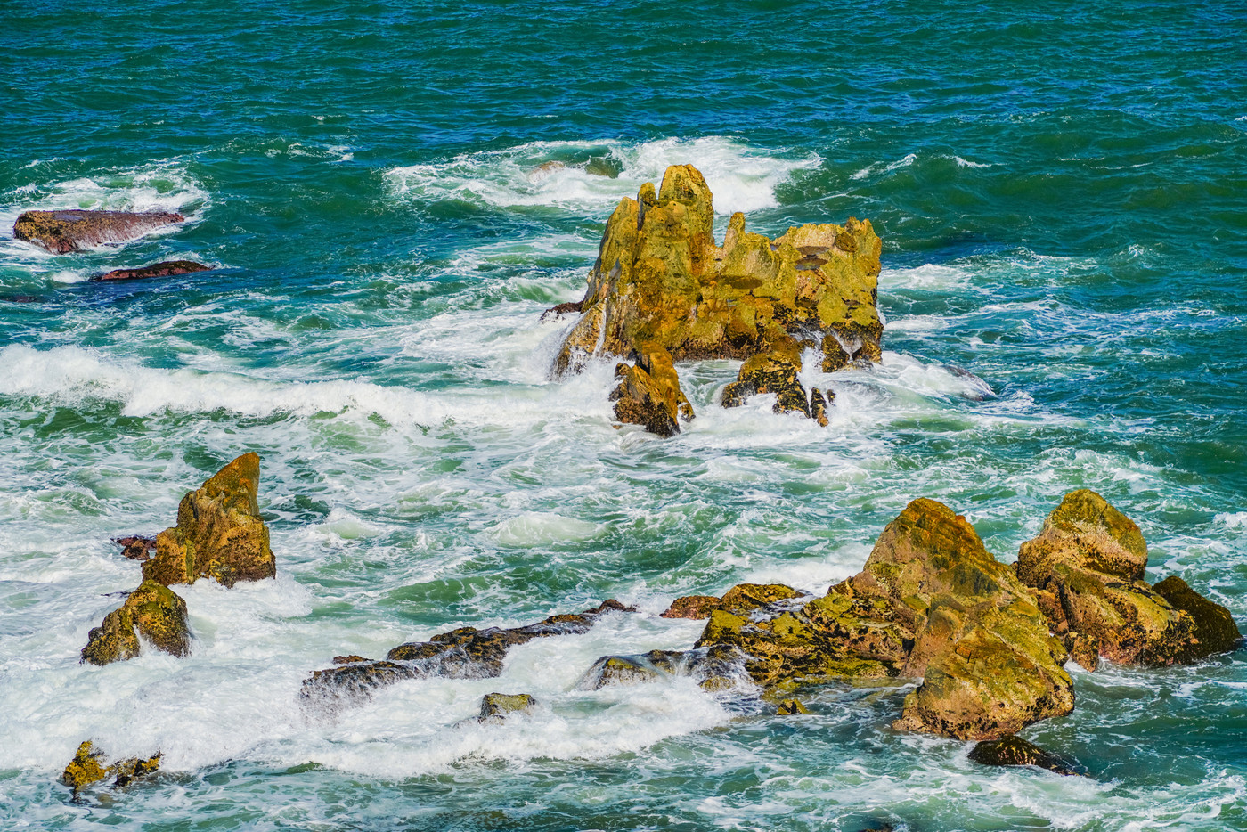 （千葉県）晴天下の犬吠埼　東映オープニング「荒磯に波」