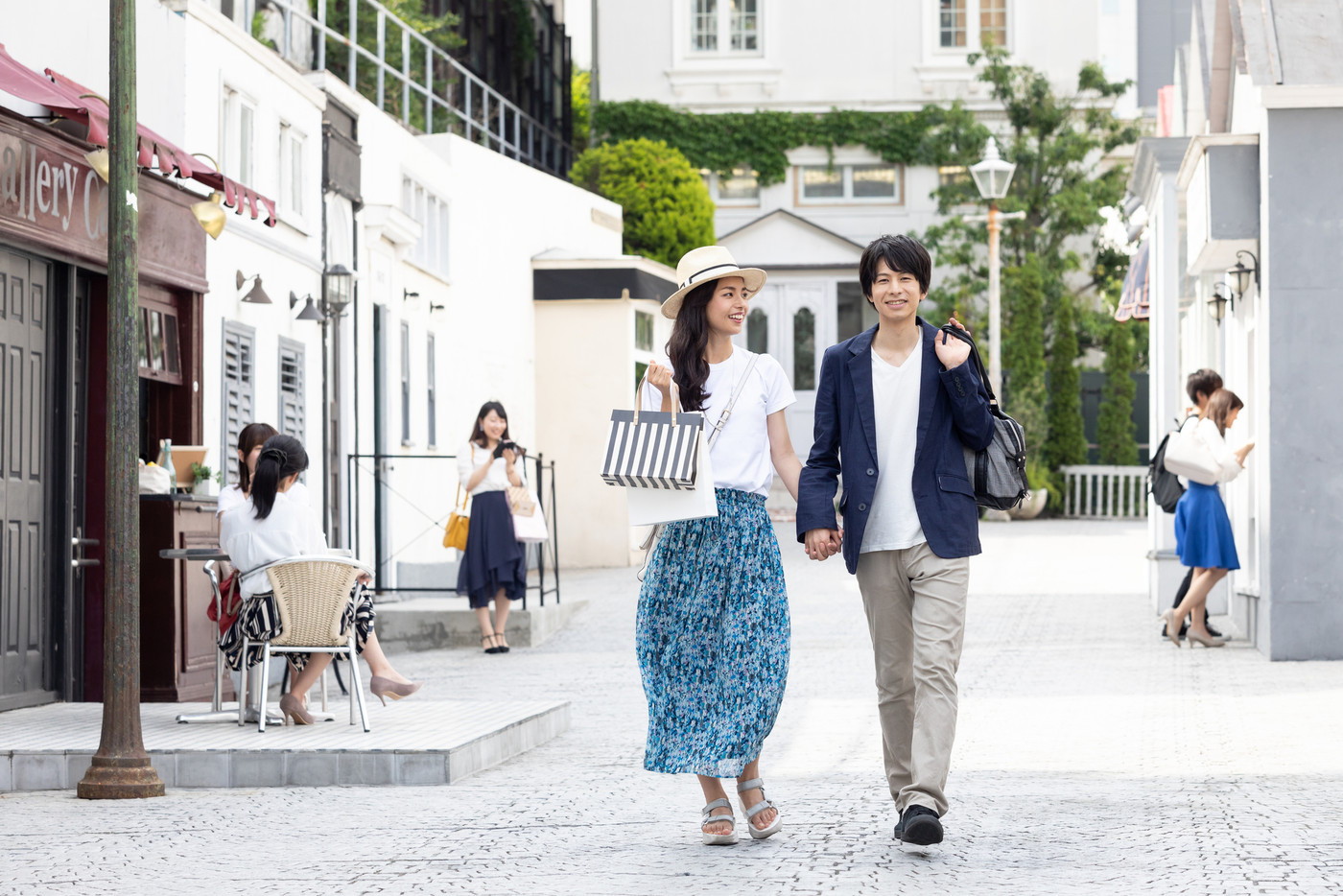 ショッピングを楽しむカップル