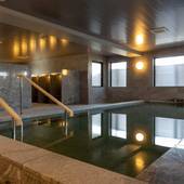 ALA HOTEL KYOTO（京都府 ビジネスホテル）：10階の大浴場「御香（ごこう）の湯」には、大きな内湯と天然温泉の露天風呂が。開放的な空間で旅の疲れを癒やして。
●営業時間：15～23時、翌6～10時 / 2