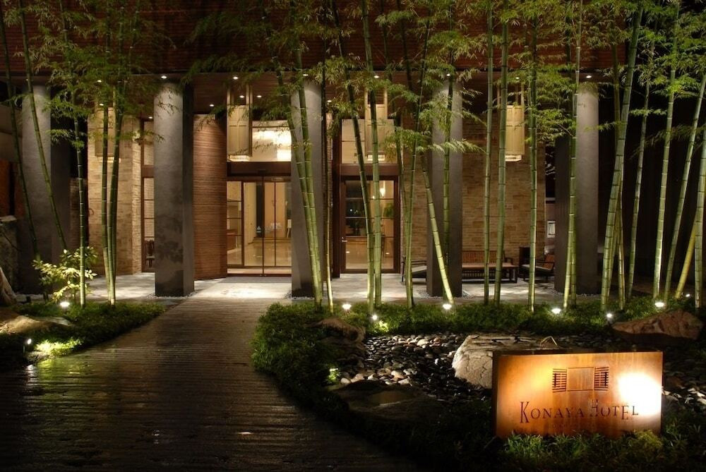 施設の正面 (日没後)