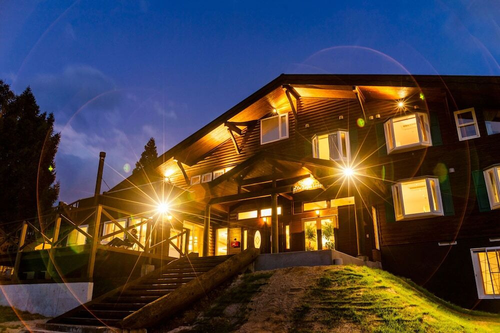 施設の正面 (日没後)