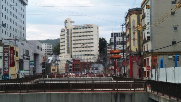 中華街すぐの場所にあります