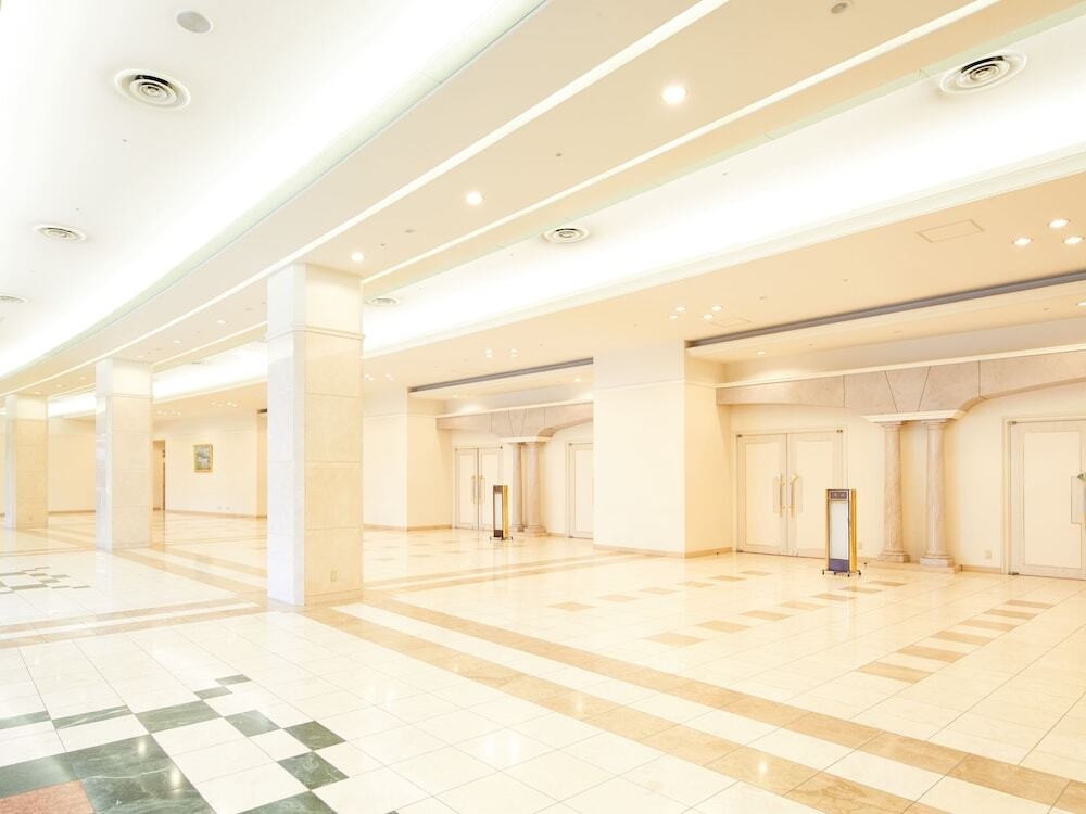 滑走路の景色が望める最上階のレストランは贅沢空間4281404