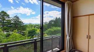 [湖畔側] 和室8畳＋広縁