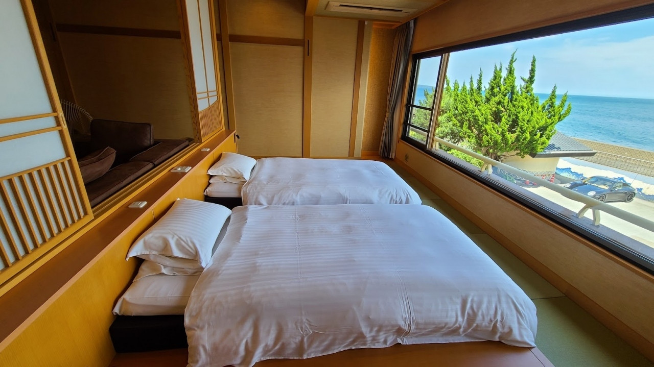 窓辺のベッドで海を見ながらおやすみなさい4759343