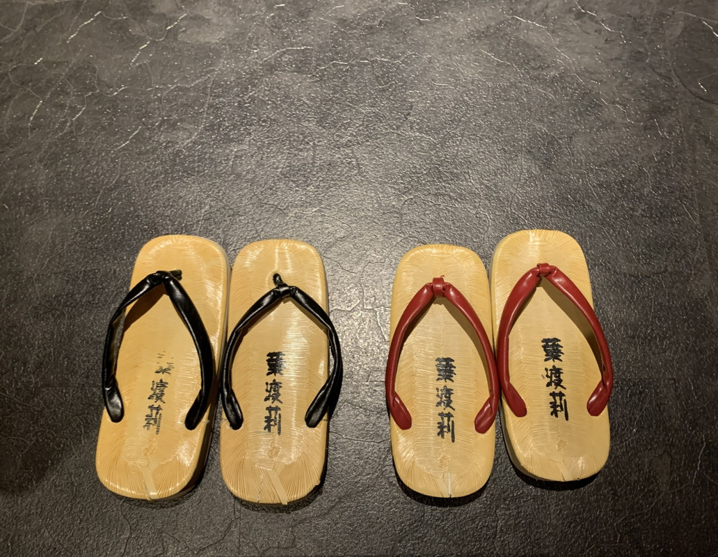 館内はスリッパではなく草履。素敵ですね。