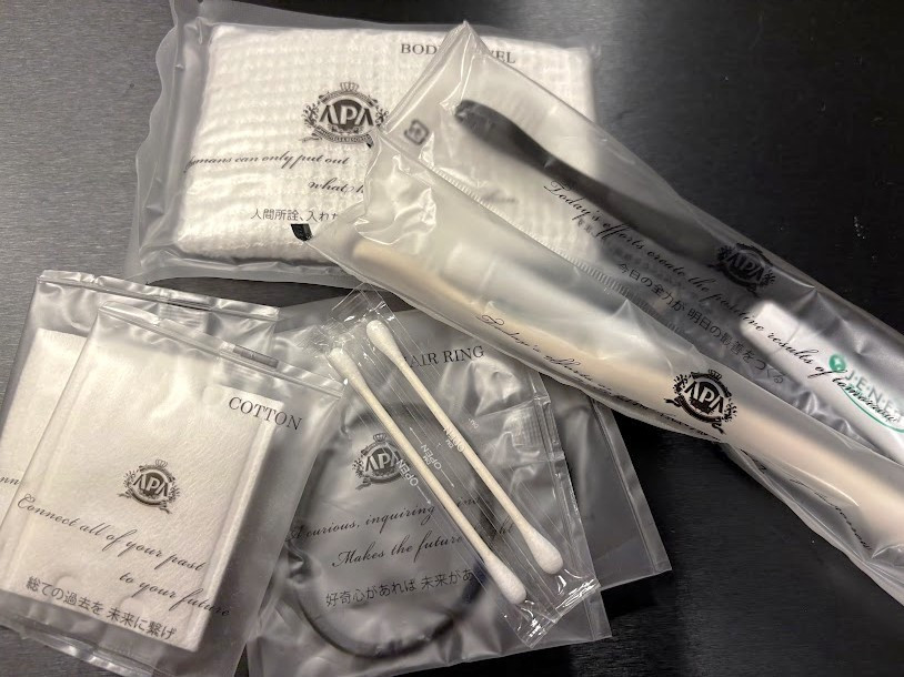 いつも使うアメニティ。ブラシ・髭そり・ヘアキャップもある。