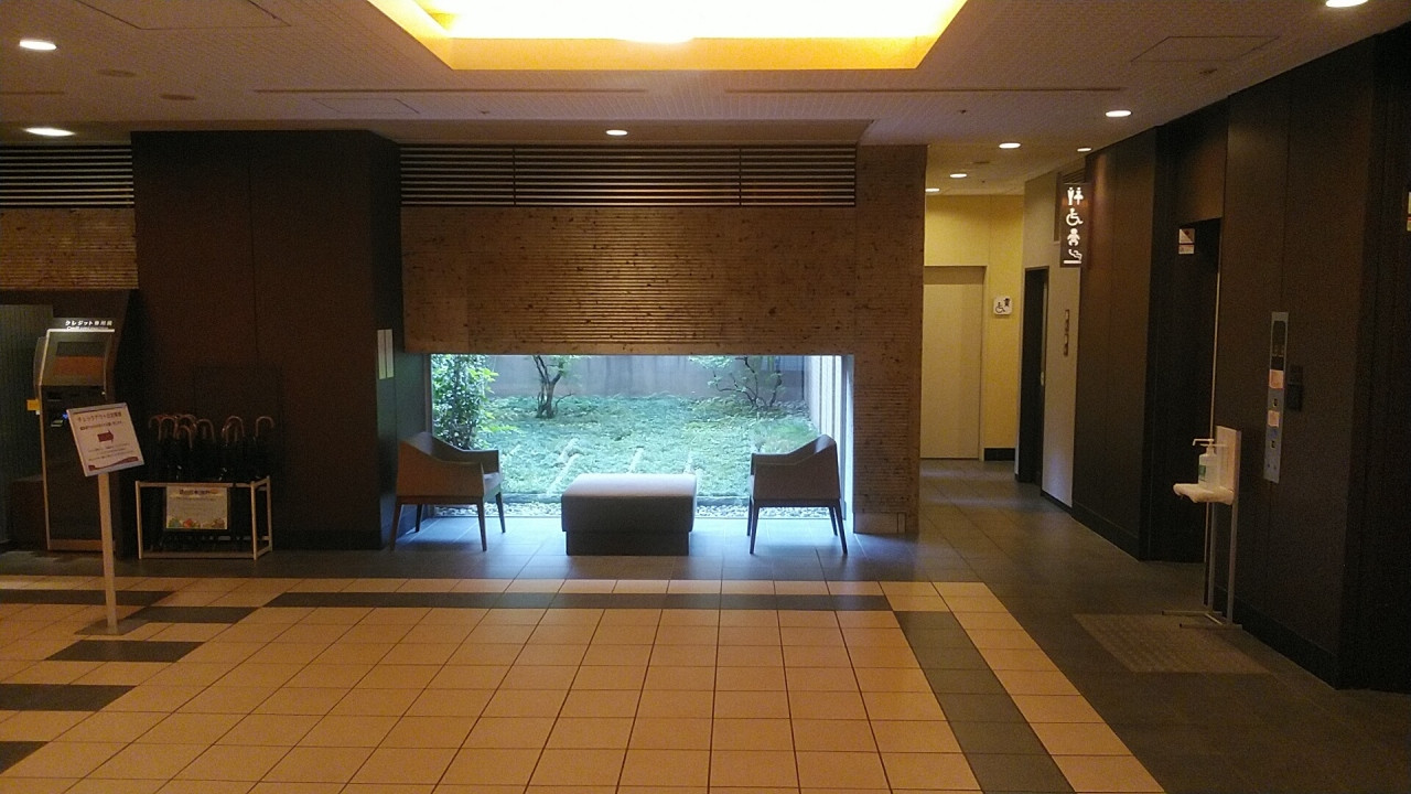 1階ロビー 壁に大谷石が使われてます