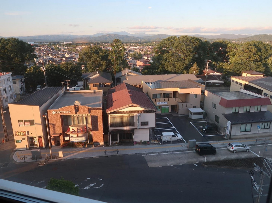 周辺には商店・飲食店とも少ないのが残念。