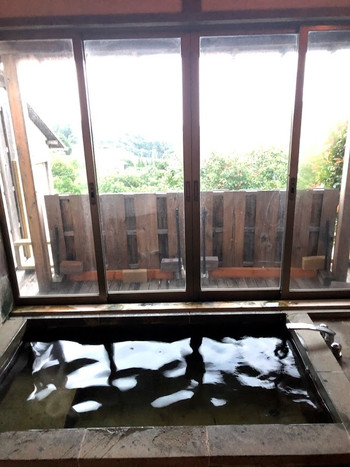 のんびり露天風呂に入る若い女性　撮影協力・白玉の湯 泉慶