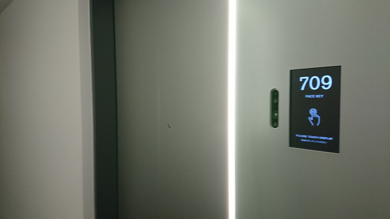 スマホでチェックイン情報を事前登録しておけば顔認証で入室可能