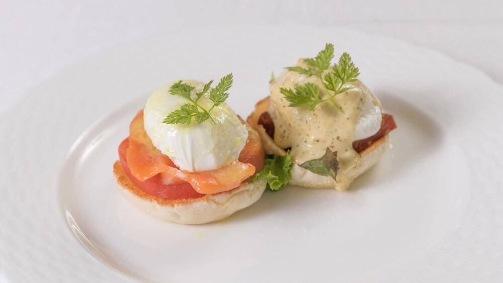 朝食 エッグベネディクト / 3