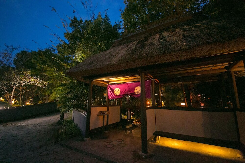 施設の正面 (日没後)