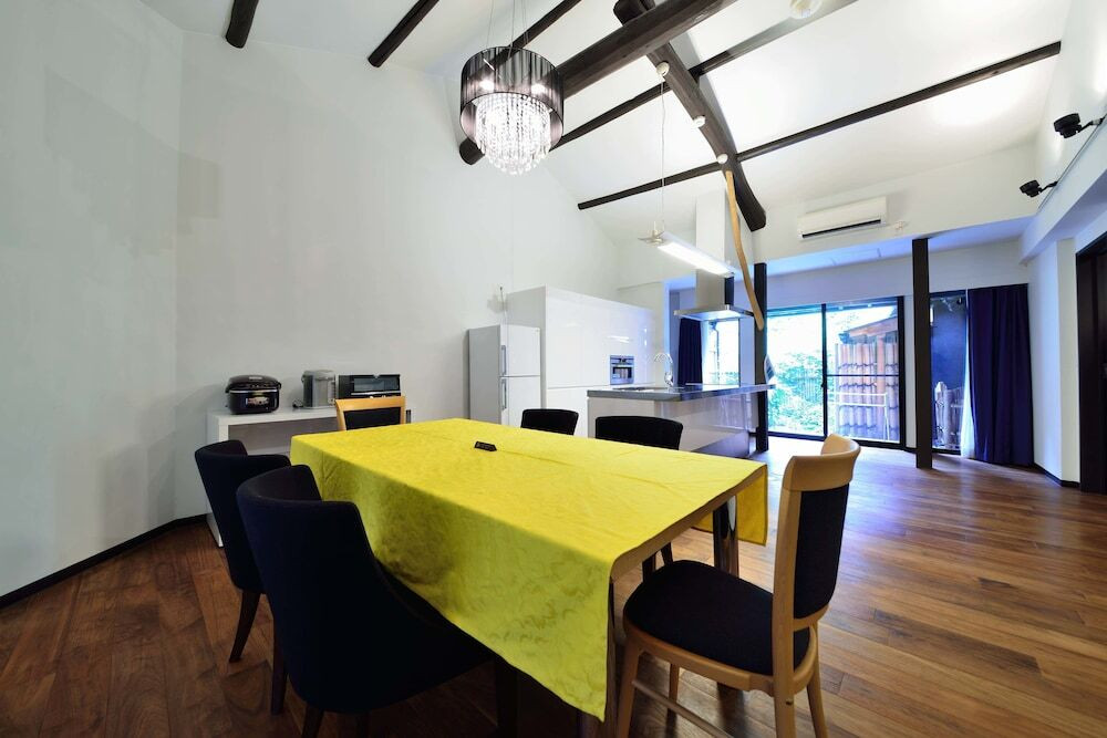 客室内のダイニングエリア