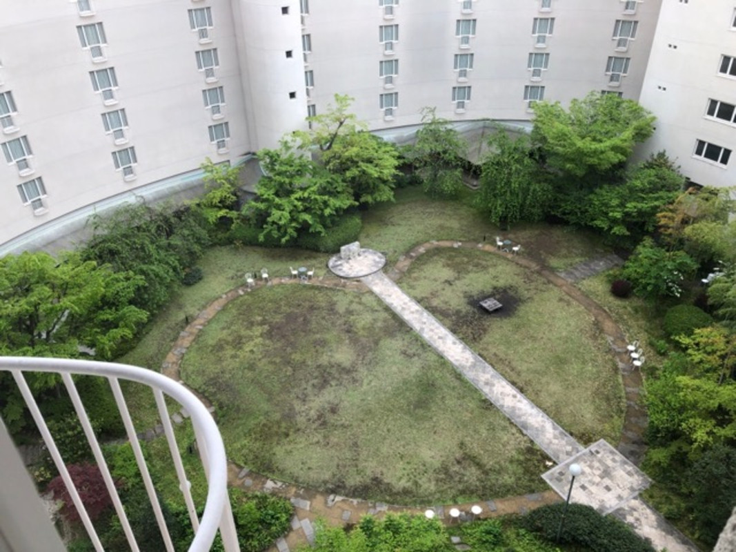 円形の建物の中庭