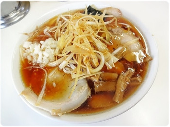 「みんみんラーメン 本店」 料理 30477713 ネギバラチャーシューメン　810円　やっぱり油の香りがイイ！