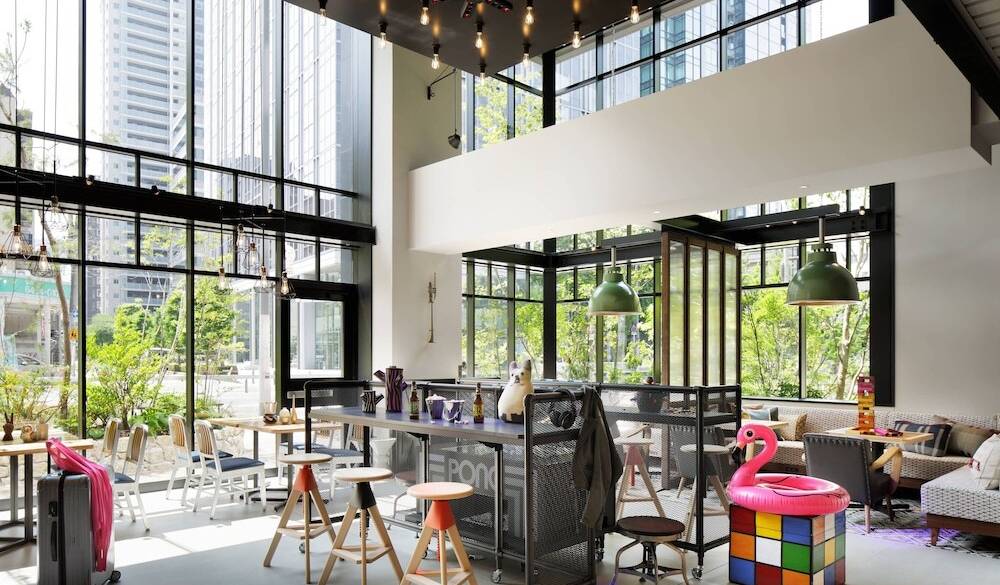 チェックアウトまで
ラウンジでくつろぐ / 3