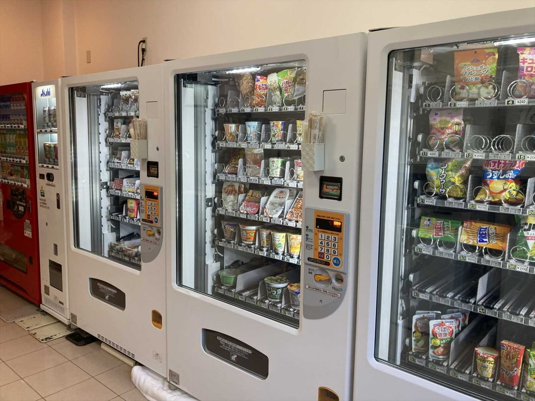 洗濯機や自販機をフル活用して安く長く逗留できそう。