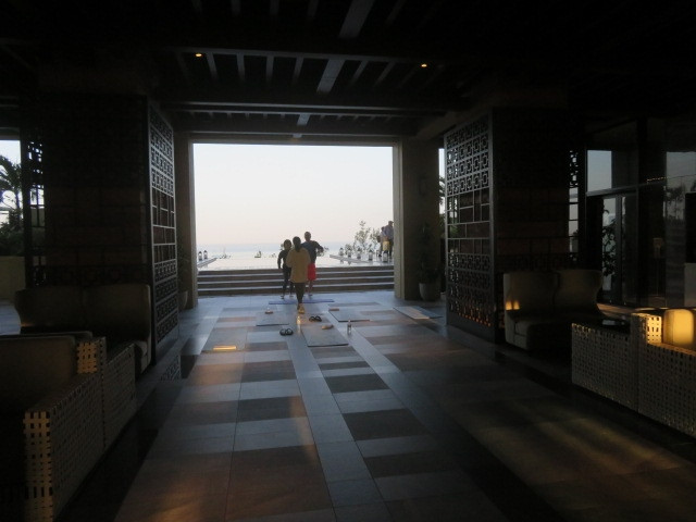 正面入り口がある側から