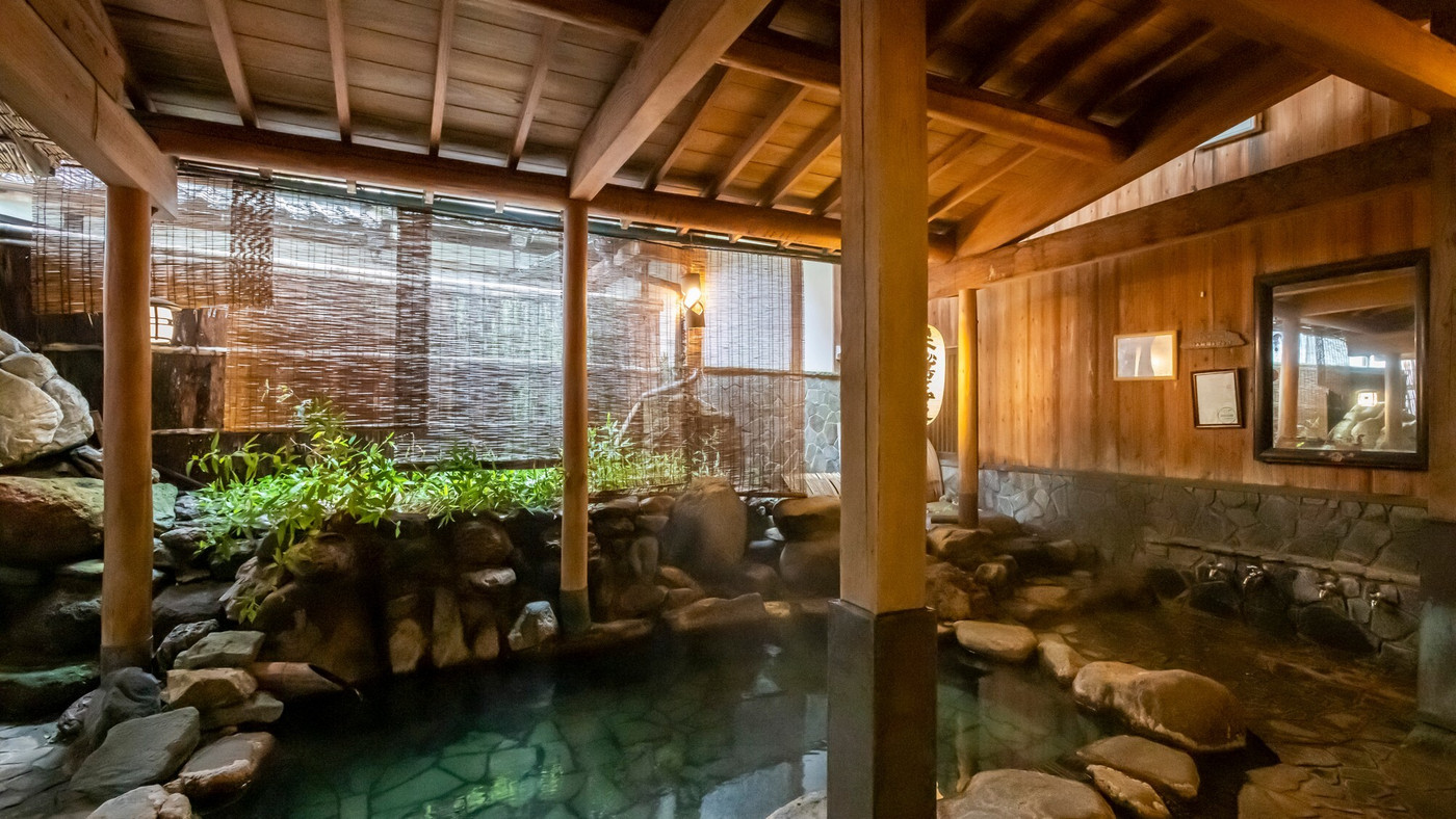 温泉旅情を感じる天然温泉にしっぽりと浸る4085336