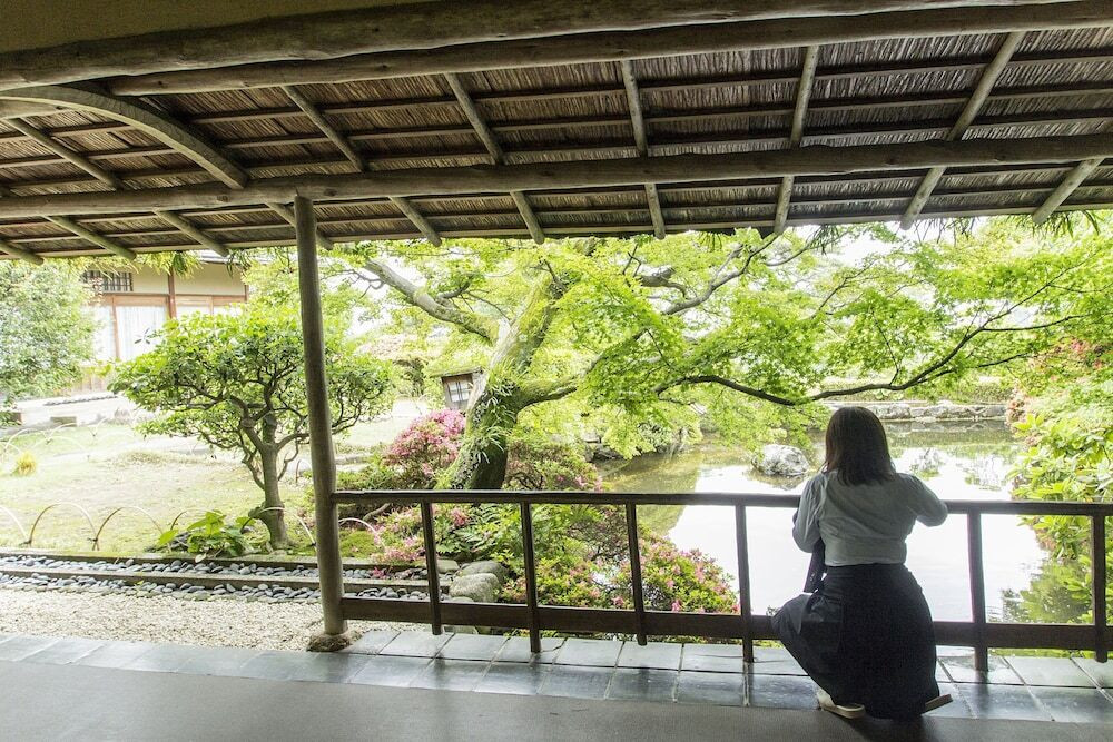 サクラや紅葉が美しい！四季折々の風景を楽しめる庭園をのんびりお散歩4003127
