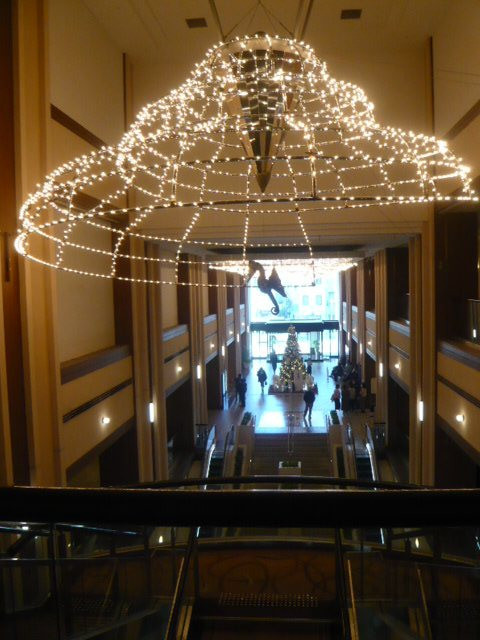 吹き抜けのロビーには、クリスマスの飾り付けがなされています。