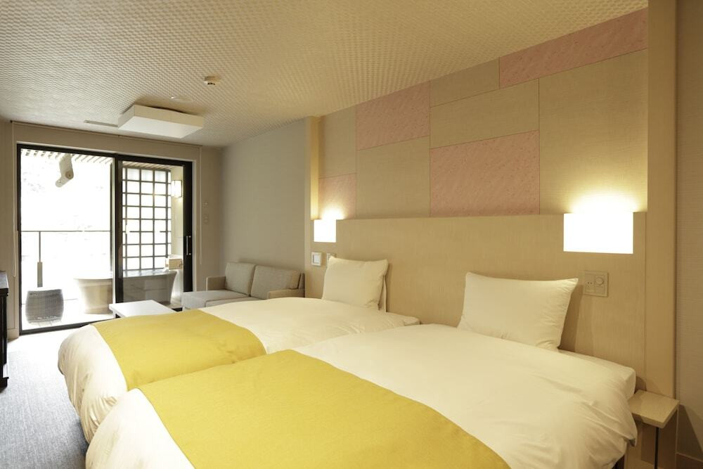 箱根湯本駅からすぐの好ロケーション♪箱根の名産・寄木細工が堪能できる4262472