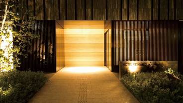 施設の正面 (日没後) / 1