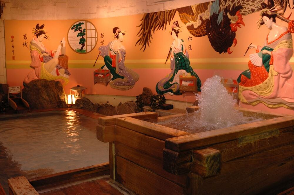 7.浮世絵風呂で夢見心地なバスタイム「ホテル葛城 Spa Resort道後」3482348