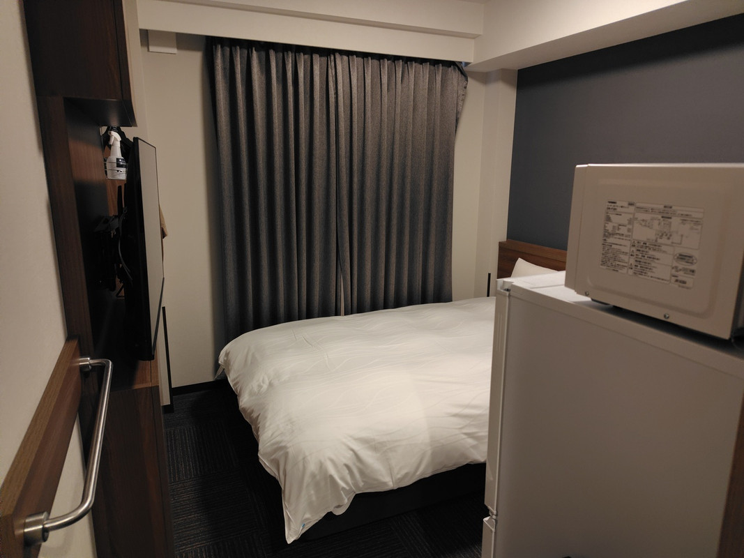 部屋は狭め。冷蔵庫は大きく、冷凍庫とわかれているのがいいです