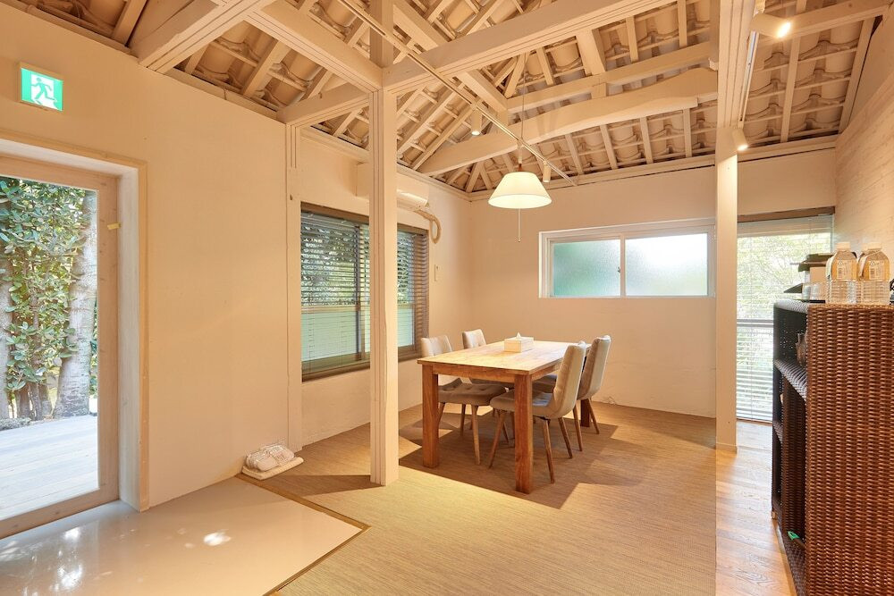 客室内のダイニングエリア