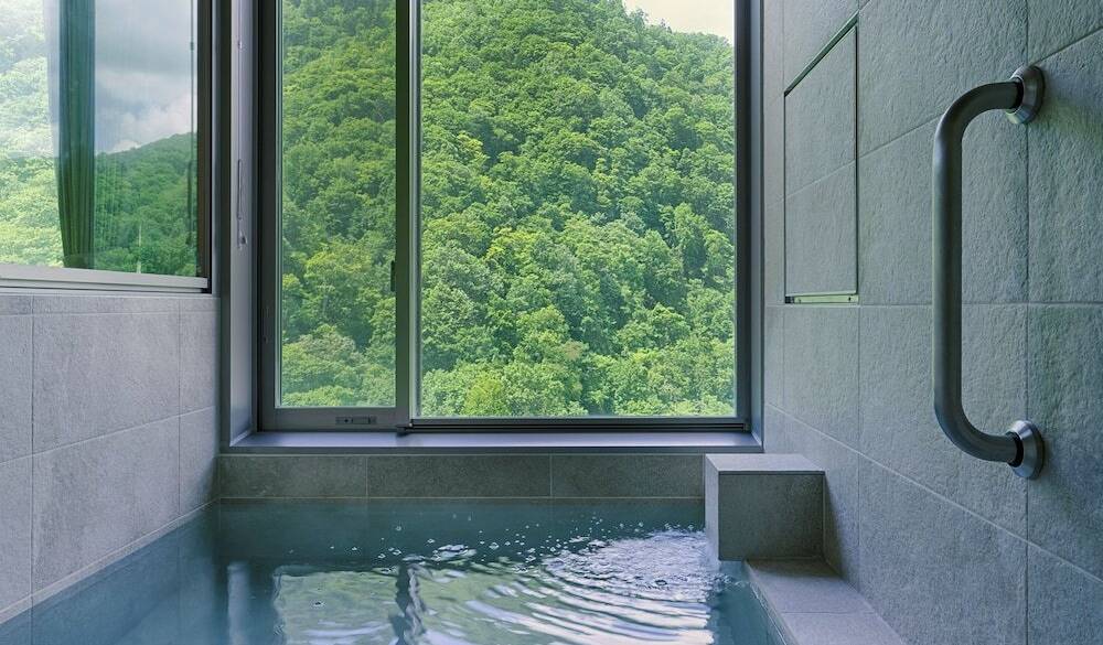 客室の温泉で
すっきり目覚めよう！ / 1