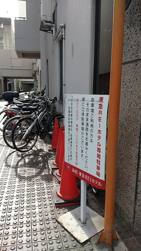 ホテル手前のここを左折すると駐車場