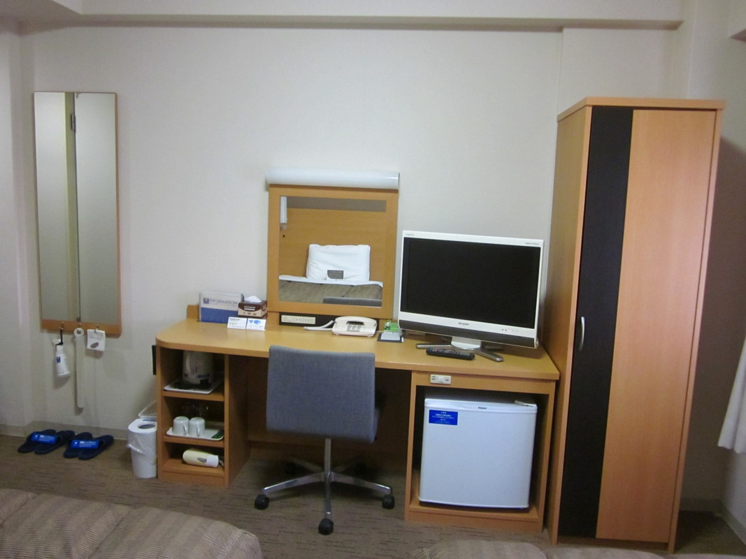 デスク周りは意外にもコンパクトでした？