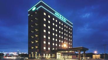 施設の正面 (日没後) / 1