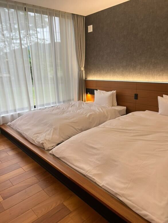 家族旅行をすると子どもの数が多いので、宿泊施設決めにいつも苦労しますが、寝室もゆったりしていて大変快適に過ごすことができました。 / 2