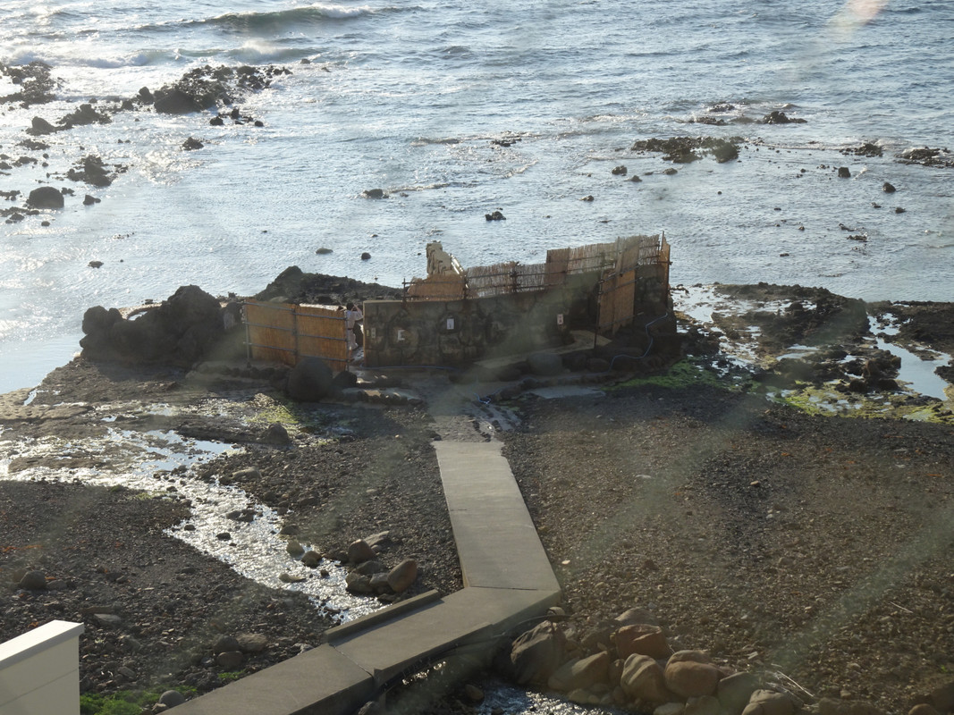 海辺の露天風呂を遠くから