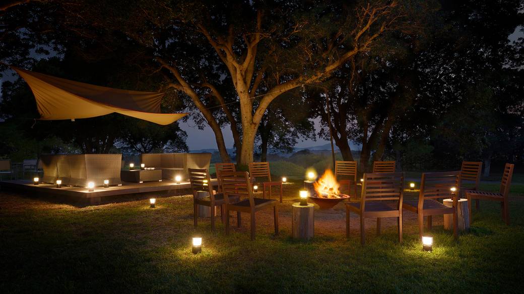 焚火と星空を眺める
優雅なカフェタイム / 1