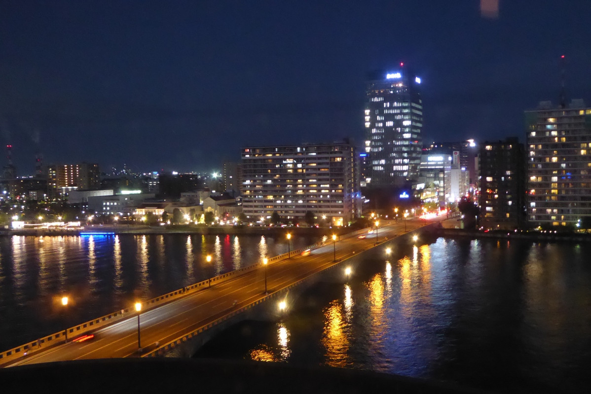 客室から夜の萬代橋