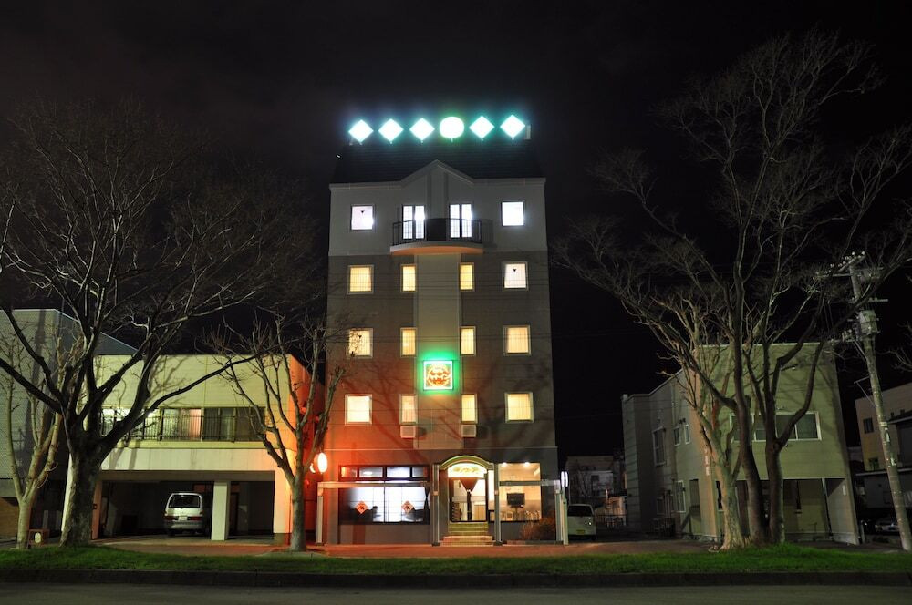 施設の正面 (日没後)